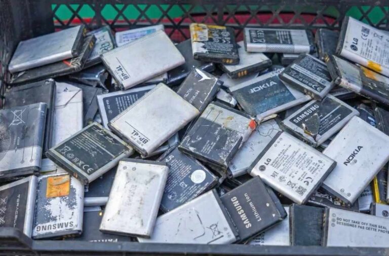 بطاريات الهواتف المستهلكة