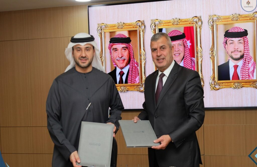 الأردن و"مصدر" يوقعان اتفاقية محطة طاقة رياح في معان