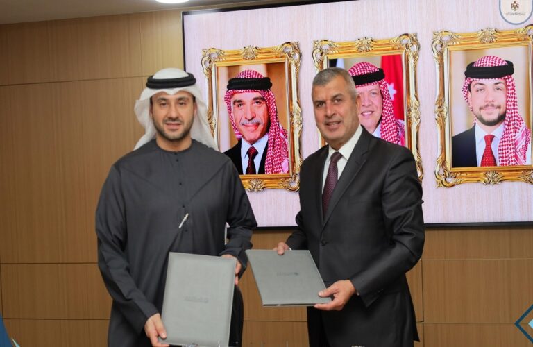 الأردن و"مصدر" يوقعان اتفاقية محطة طاقة رياح في معان